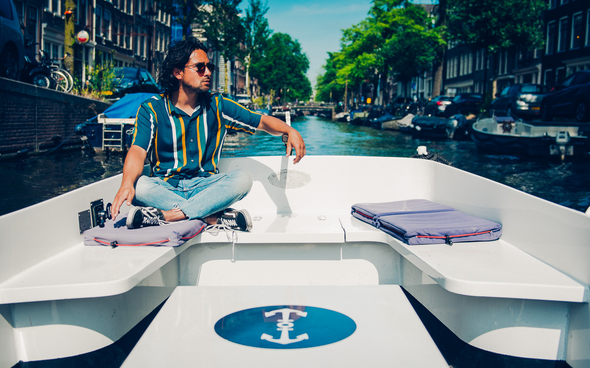 boot huren en over gracht amsterdam varen