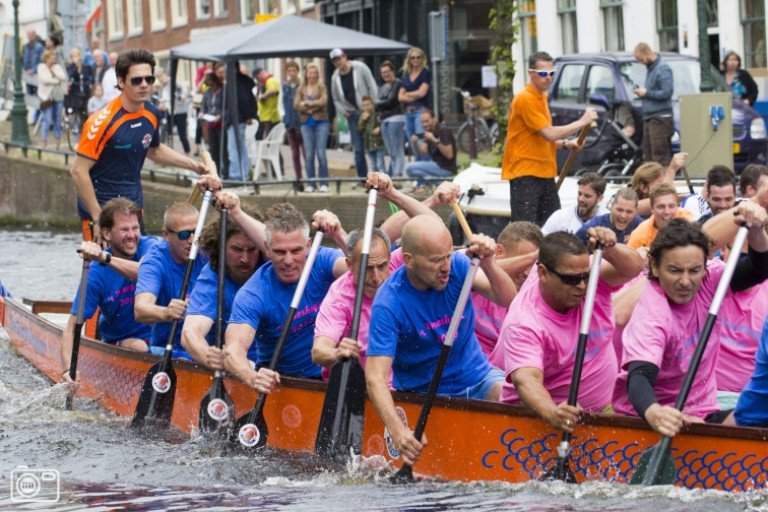 Drakenboten tijdens de Lakenfeesten in Leiden