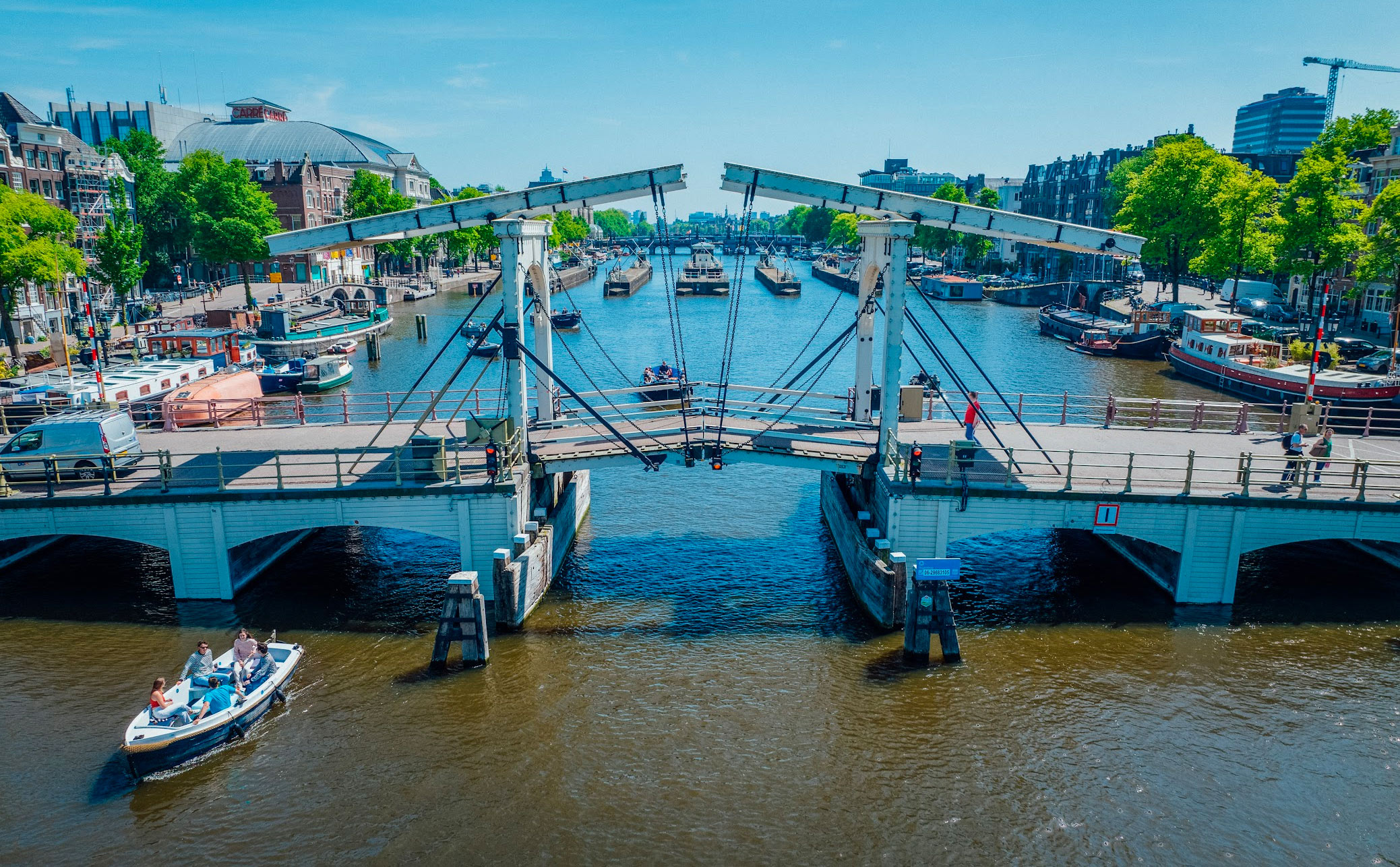 Amsterdam de amstel met de magere brug en een bootje van Sloepdelen